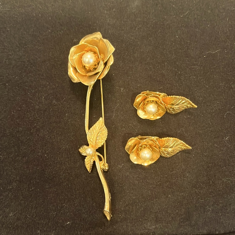 Beautiful gold toned rose brooch with matching clip earrings